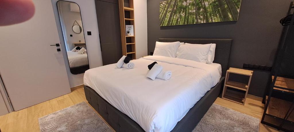 1 dormitorio con 1 cama grande y 2 toallas. en Lago Suite en Kastoria
