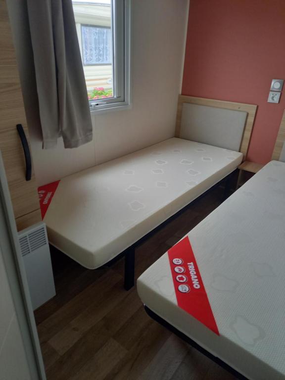 mały pokój z 2 łóżkami i oknem w obiekcie Stéphanie w mieście Biville-sur-Mer