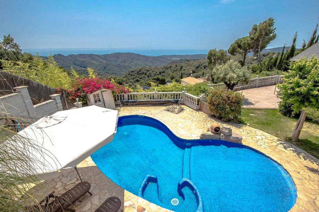 En udsigt til poolen hos Swiss style villa near Barcelona 10min to beach eller i nærheden