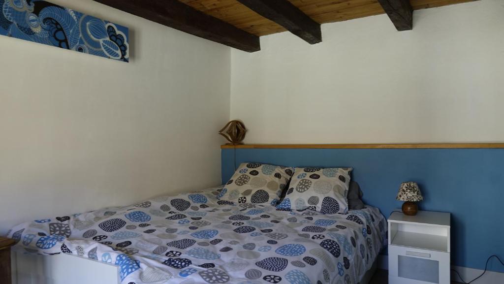 Letto o letti in una camera di Un grand gîte *** à Lavoûte-Chilhac