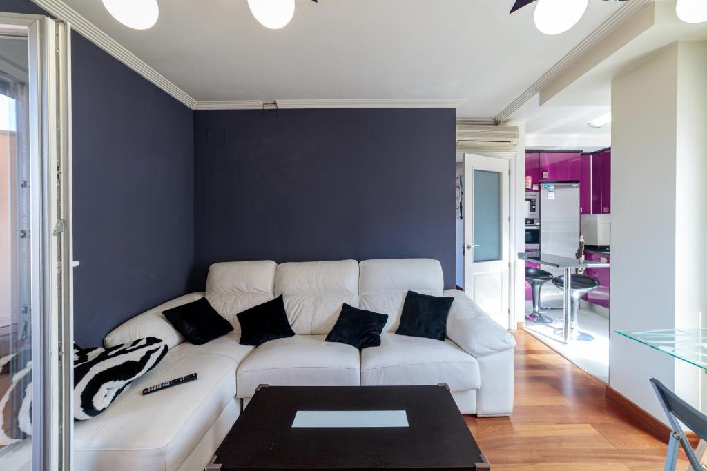 - un salon avec un canapé blanc et des oreillers noirs dans l'établissement Ático Fray Toribio, à Zamora