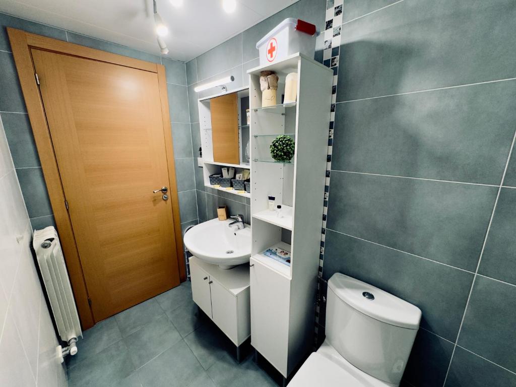 Un baño pequeño con inodoro y lavabo. en V.T. Entreríos, en Lardero