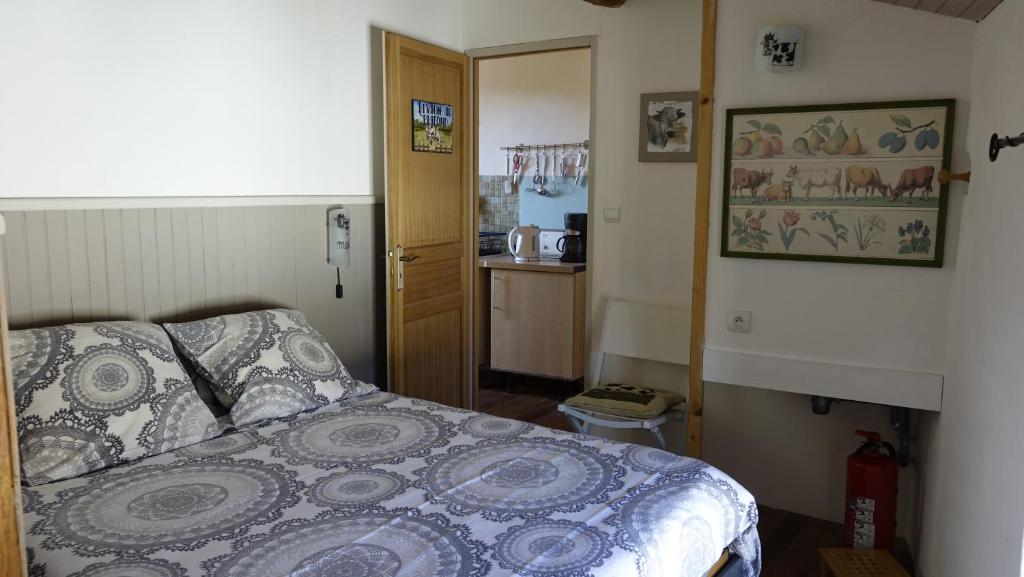 Letto o letti in una camera di Un grand gîte *** à Lavoûte-Chilhac