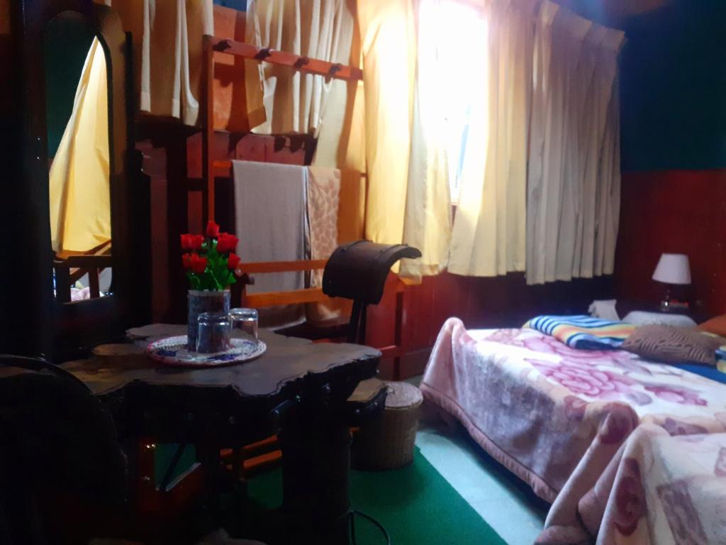 Cool Land Hot Hut Rooms & Restaurant - Luxe Kamer