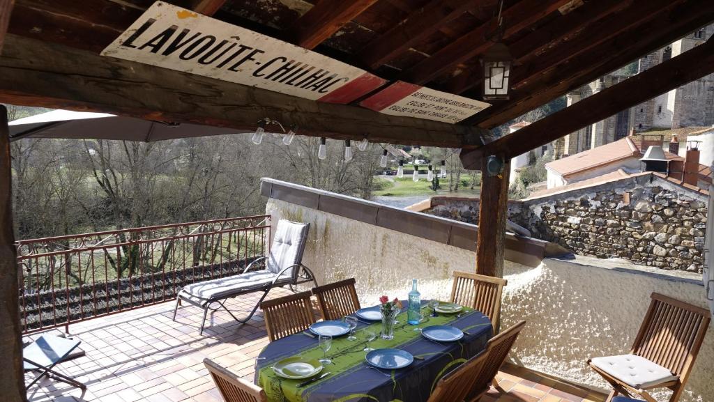 Balcone o terrazza di Un grand gîte *** à Lavoûte-Chilhac