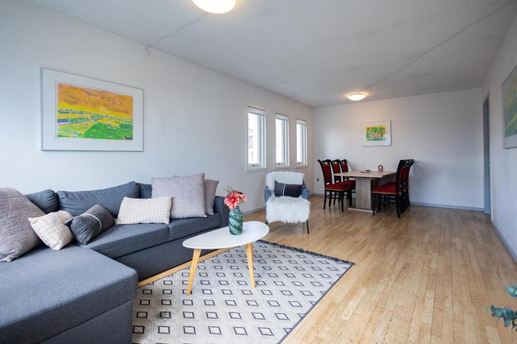 sala de estar con sofá y mesa en Søpark Apartments, en Maribo