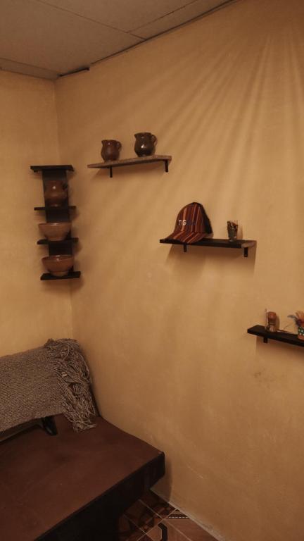 Zimmer mit Regalen an der Wand mit Helm in der Unterkunft Santa Inés Antigua in Antigua Guatemala