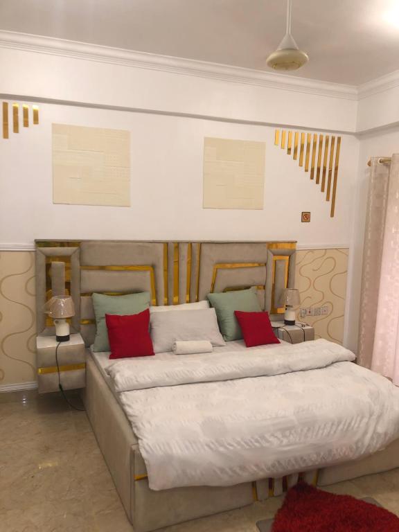 Een bed of bedden in een kamer bij Apartment in Dar es salaam, Palm Village