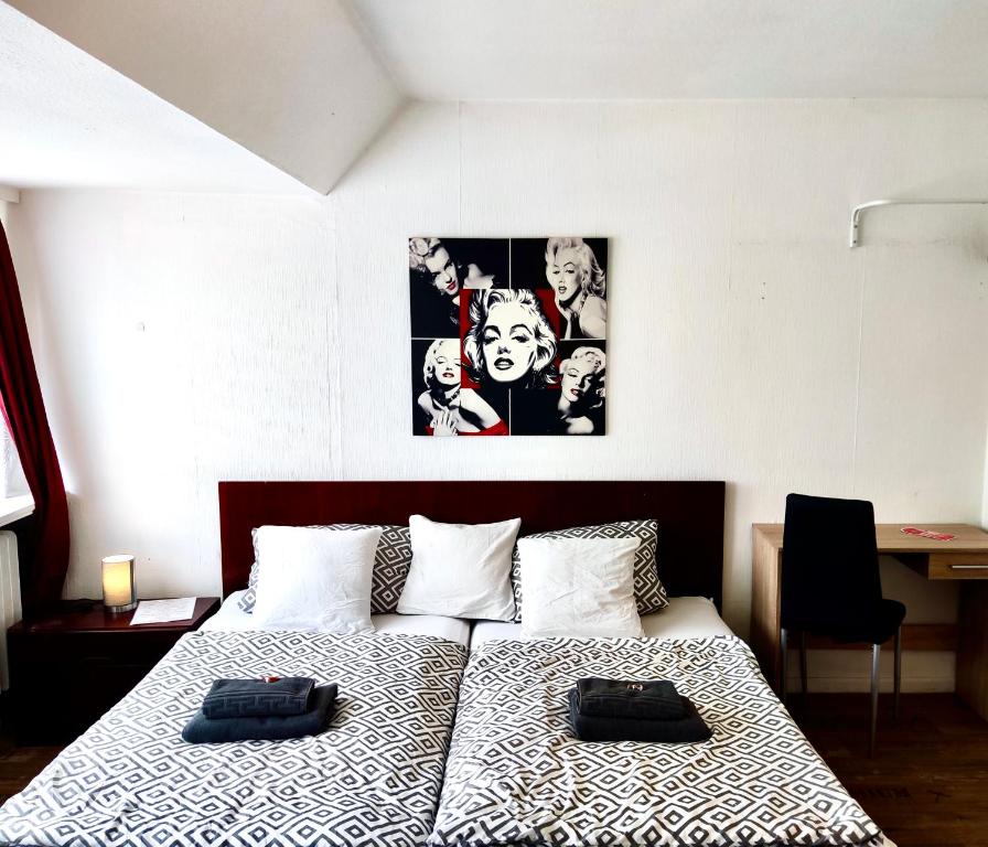 um quarto com uma cama com duas almofadas em Pension Zum Burggrafen em Delmenhorst