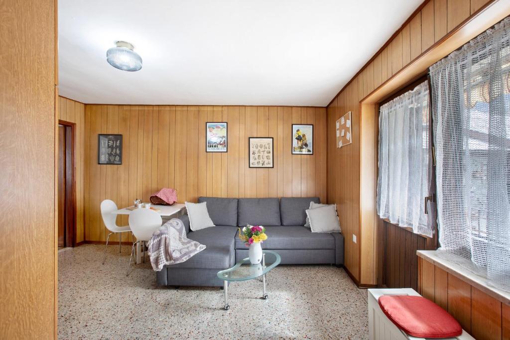 ein Wohnzimmer mit einem Sofa und einem Tisch in der Unterkunft da Lule in Aosta