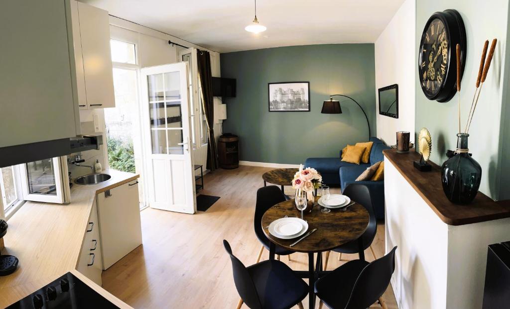 salon ze stołem i niebieską kanapą w obiekcie L'inattendue w mieście Pierrefonds