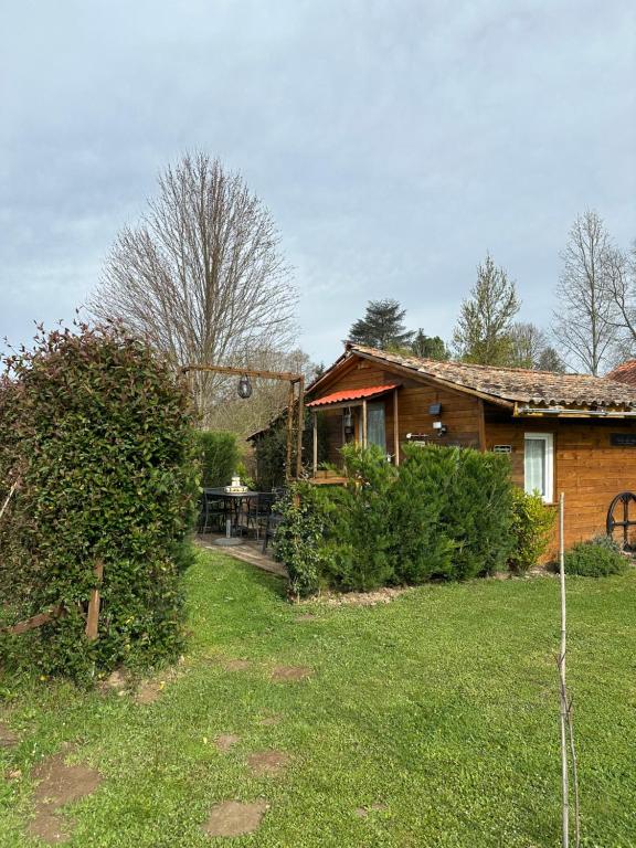 una casa con un patio delante de ella en La Bonbonniere en Saint-Aigne