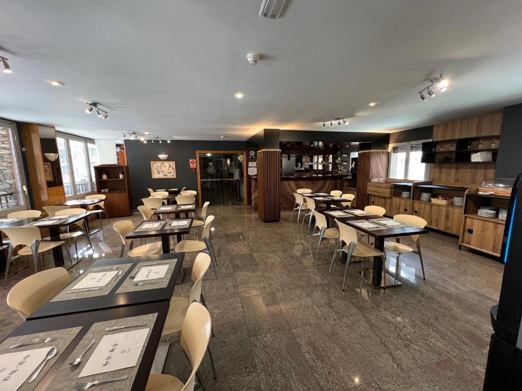 Un restaurante o sitio para comer en Yomo Imperial