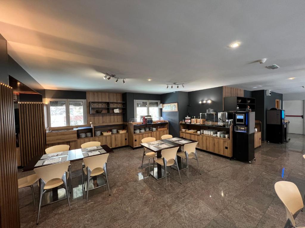 Un restaurante o sitio para comer en Yomo Imperial