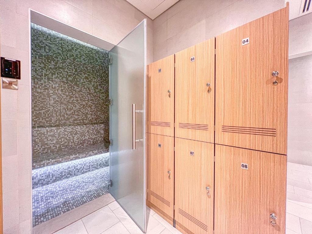Letto o letti in una camera di Remarkable 2BR+storage in JBR with Sea View