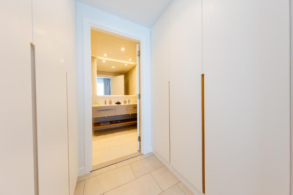 Letto o letti in una camera di Remarkable 2BR+storage in JBR with Sea View