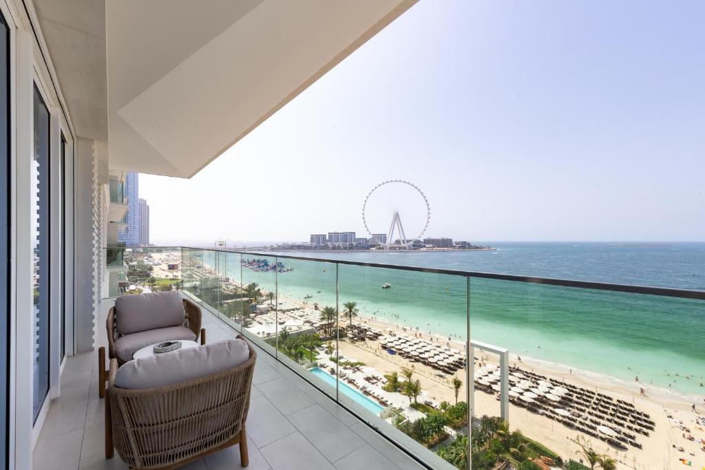 balcone con vista sulla spiaggia e sull'oceano di Remarkable 2BR+storage in JBR with Sea View a Dubai