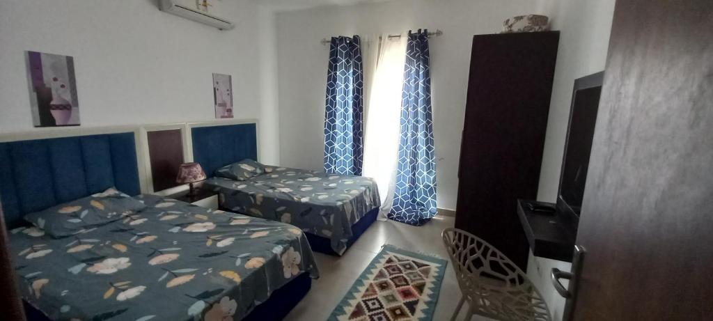 Postel nebo postele na pokoji v ubytování Chalet 2 BDs 2 BRs at Second Floor for rent at Amwaj Sidi Abdelrahman for families ONLY and NOT Including Gate and Beach Pass fees