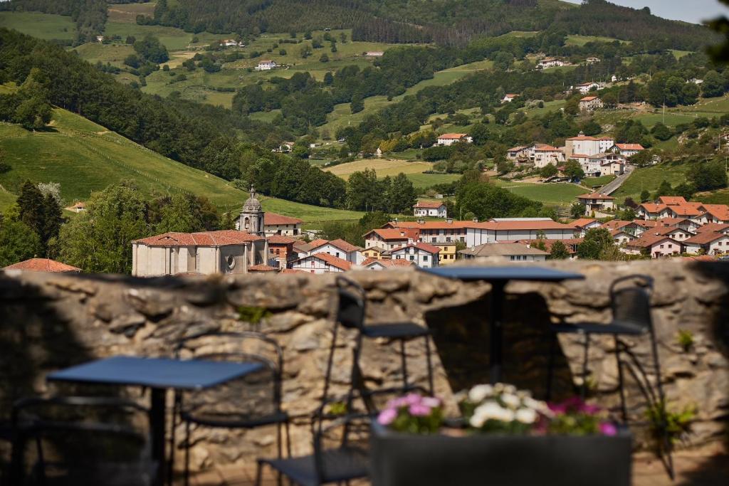 Nespecifikovaný výhled na hory nebo výhled na hory při pohledu z hotelu