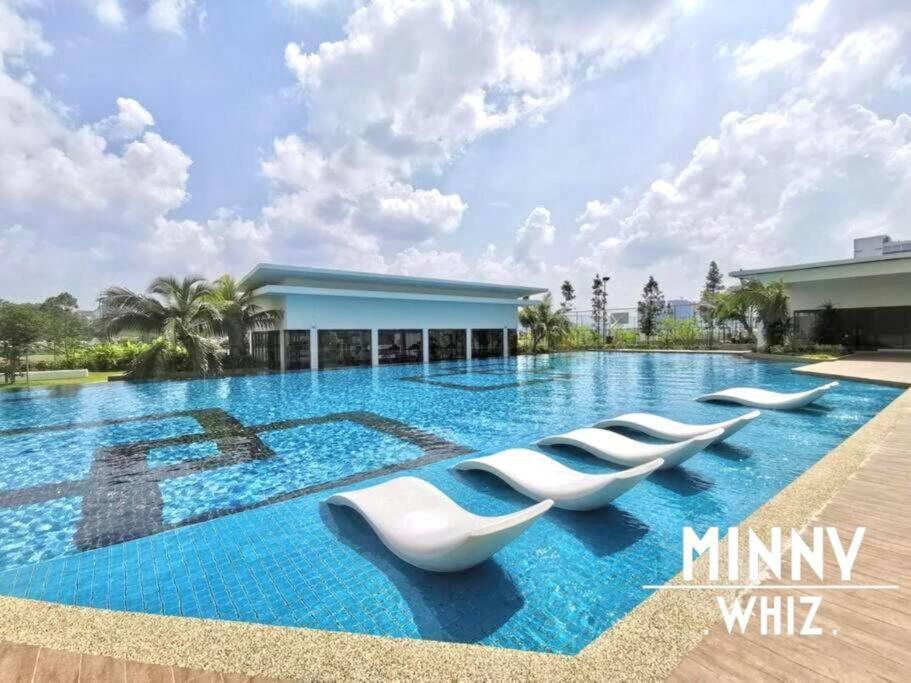 Couple Suite Trader Garden Pool View #16 내부 또는 인근 수영장