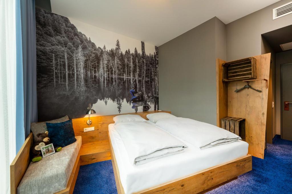 Postel nebo postele na pokoji v ubytování mightyTwice Hotel Achern