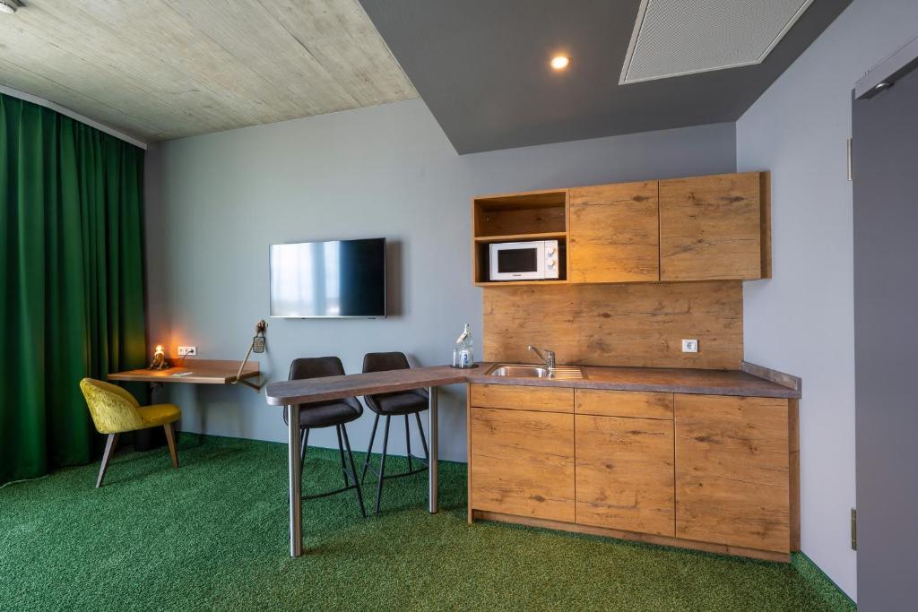 Kuchyň nebo kuchyňský kout v ubytování mightyTwice Hotel Achern