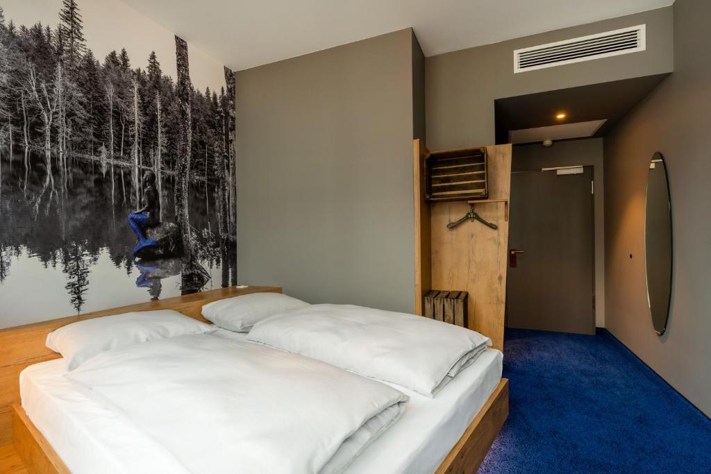 Postel nebo postele na pokoji v ubytování mightyTwice Hotel Achern