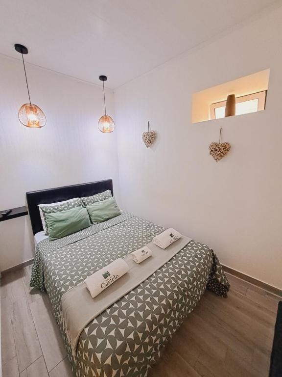 トマールにあるCasa do Casteloのベッドルーム1室(枕2つ付)
