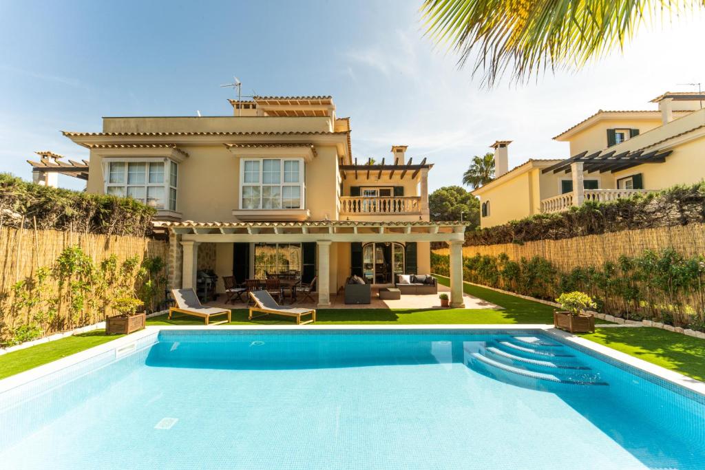 בריכת השחייה שנמצאת ב-Casa Pinsa - Großzügiges mediterran-stilvolles Ferienhaus mit eigenem Pool in Puig de Ros או באזור