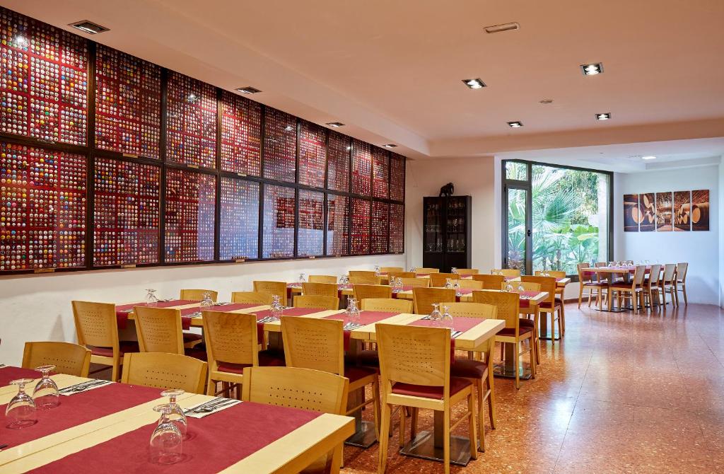 A restaurant or other place to eat at Hotel Samba
