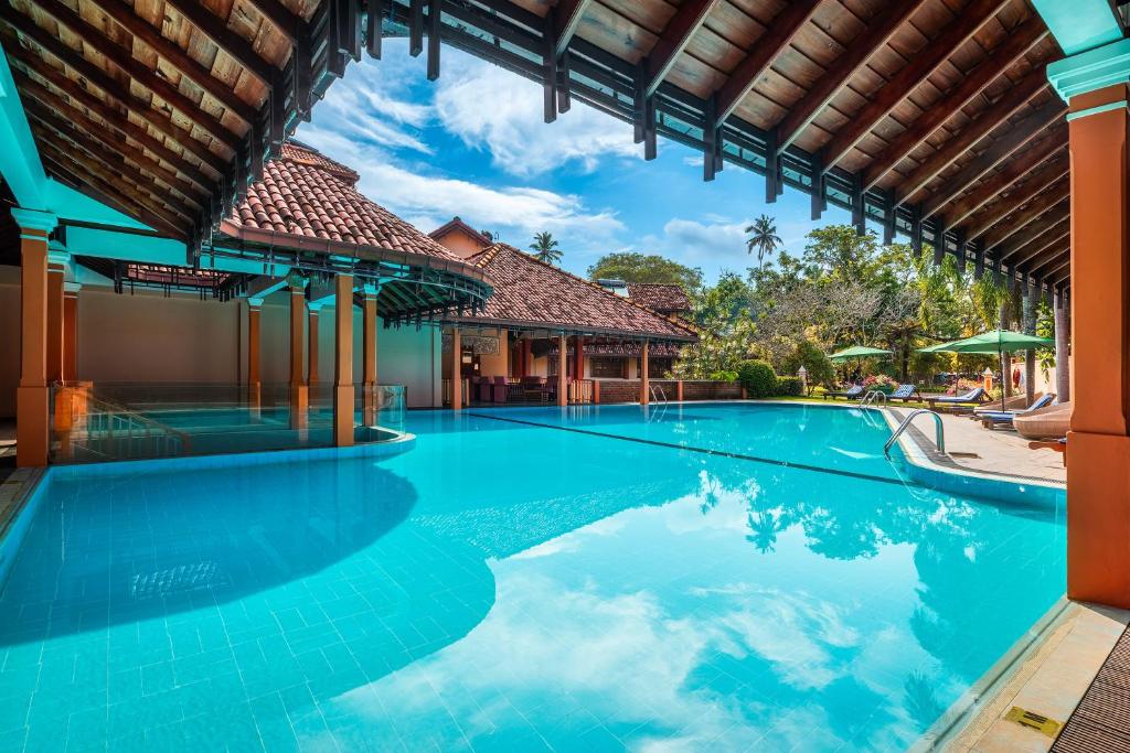 una imagen de una piscina en un complejo en AIDA Hotel - Bentota, en Bentota
