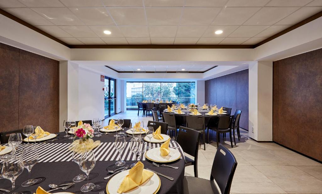 A restaurant or other place to eat at Hotel Samba