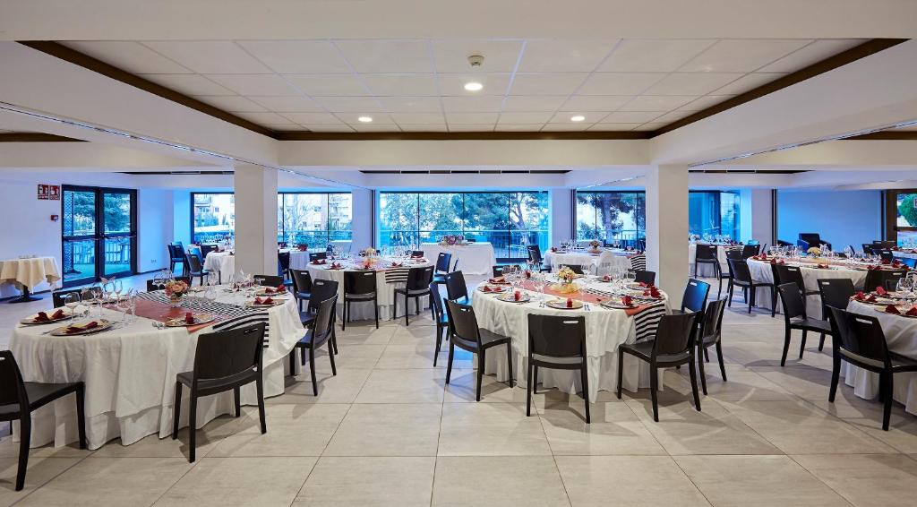 A restaurant or other place to eat at Hotel Samba