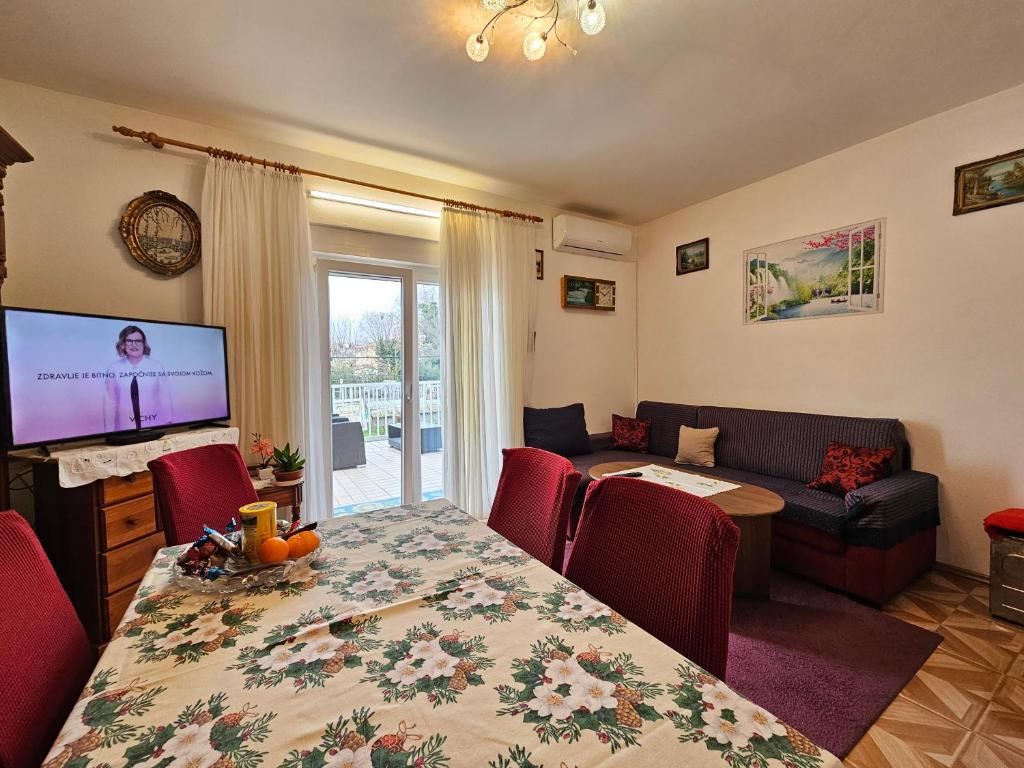 salon ze stołem i kanapą w obiekcie Stjepan Apartment w Medulinie