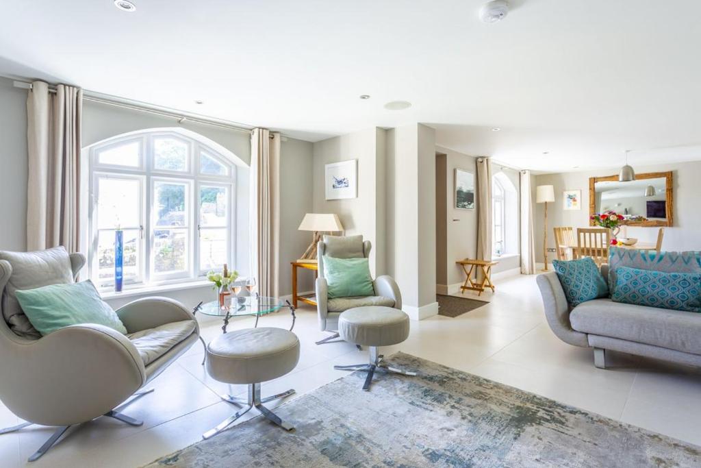 un soggiorno con due sedie e un divano di Cable Cottage a Salcombe