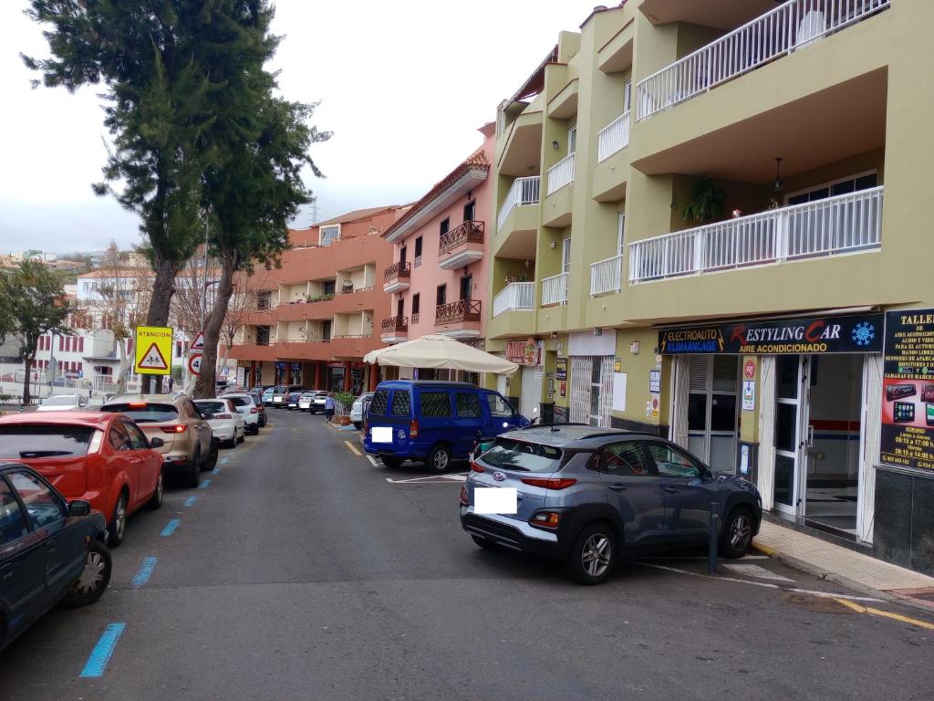 una calle con coches estacionados en un estacionamiento en La Villa de Santa Úrsula a 5km de Puerto de La Cruz, en Santa Úrsula