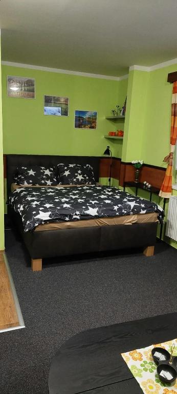 Postel nebo postele na pokoji v ubytování Apartmány Karlov pod Pradědem