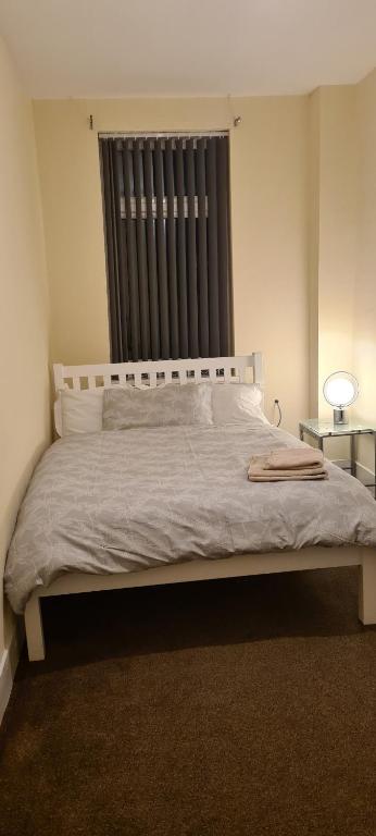 En eller flere senge i et værelse på Super Comfy & Family Friendly Home