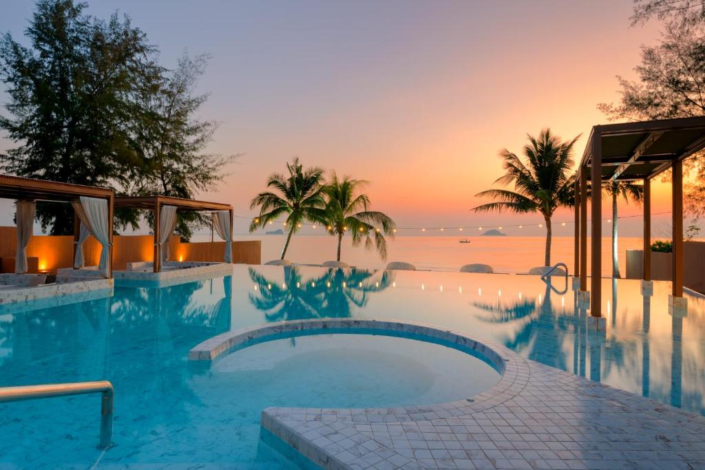 una piscina con vista sull'oceano sullo sfondo di Best Western Plus Carapace Hotel Hua Hin a Hua Hin