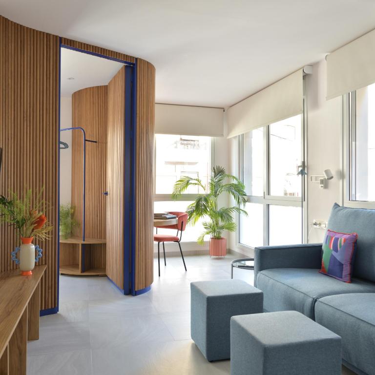 sala de estar con sofá y mesa en PATIO de SOMBRA · Urban Suites, en Granada