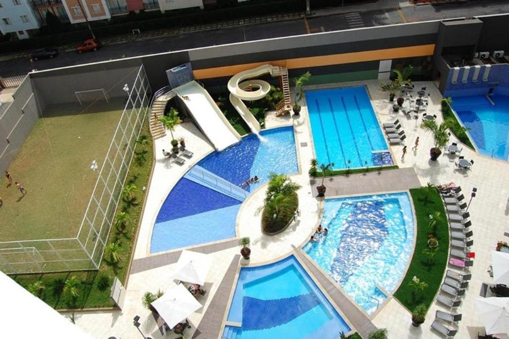 uma vista sobre uma grande piscina em Flat 405 - Condomínio Veredas do Rio Quente - Diferenciado com ar na sala e no quarto em Rio Quente