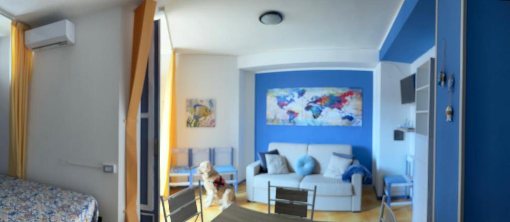 1 dormitorio con 1 cama y sala de estar con paredes azules. en Casa faith, en Campionna