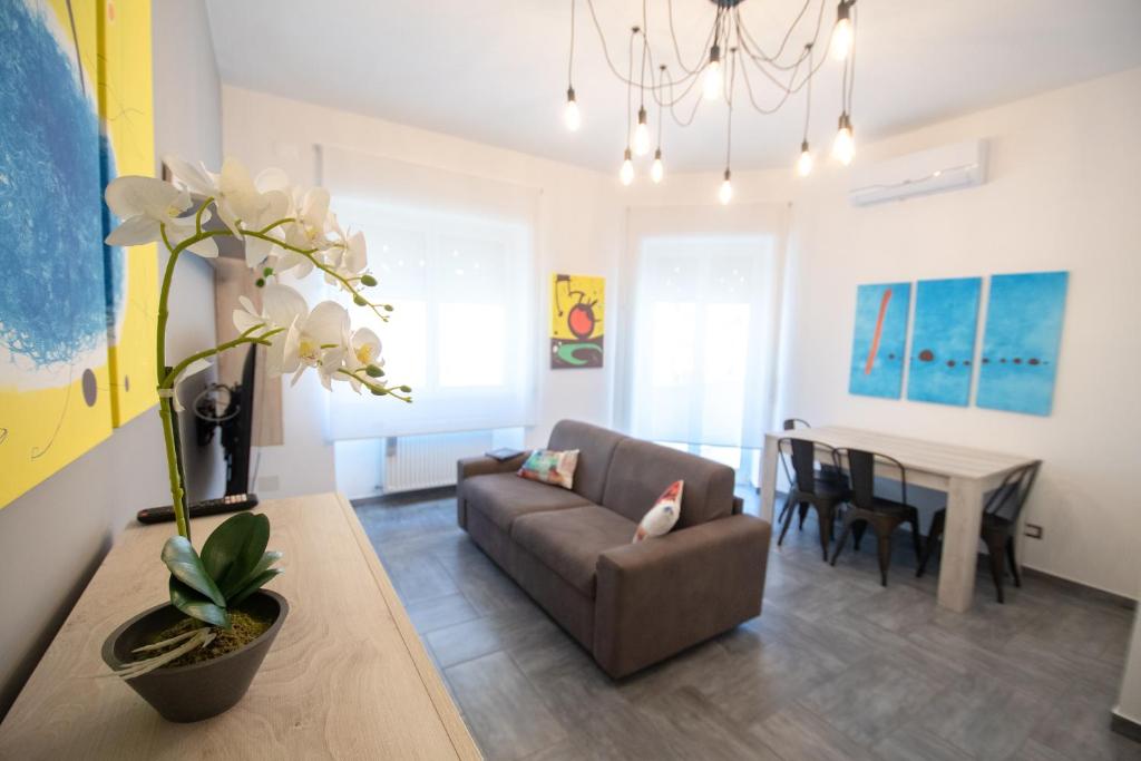uma sala de estar com um sofá e uma mesa em Casa Vacanze Family House posizione centralissima em Civitavecchia