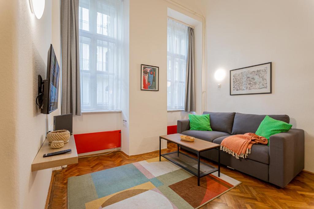 sala de estar con sofá y mesa en Cosy Home in the heart of Budapest - Dorotea en Budapest