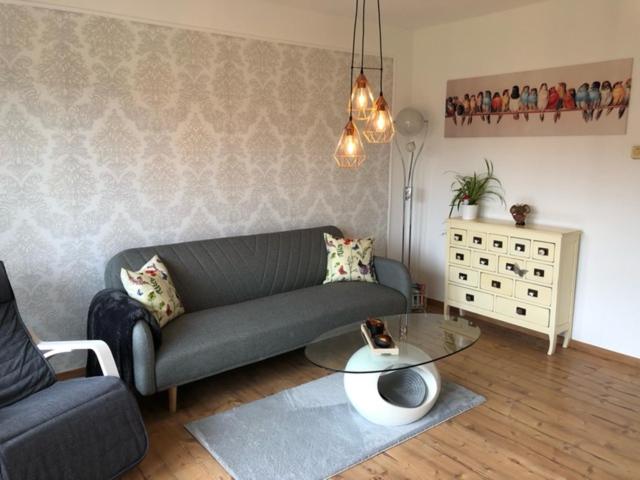 sala de estar con sofá y mesa en Muuske, en Emden