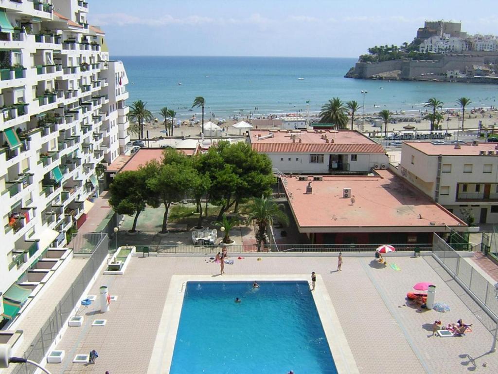 an overhead view of a swimming pool with the ocean at Peñiscola Playa Vista Mar Superior Orangecosta in Peñíscola