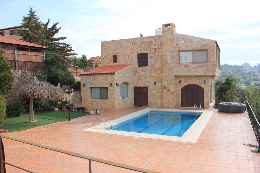 una casa con piscina frente a ella en Horizon 2 Cozy Villa, en Amán