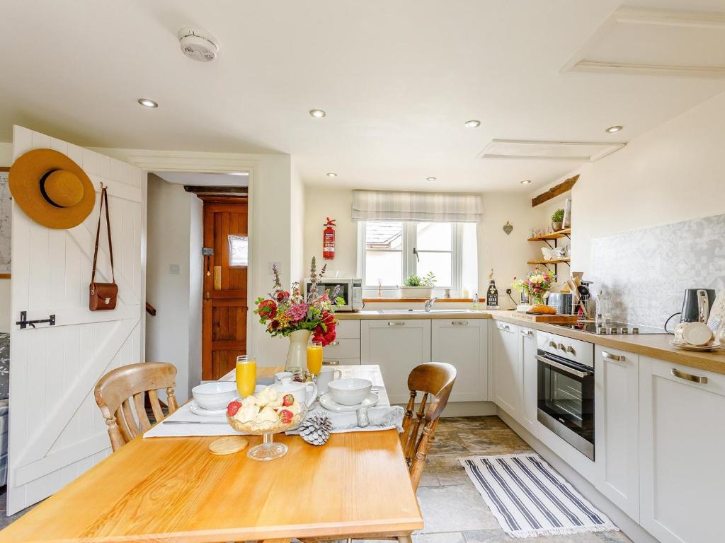 Кухня или мини-кухня в 1 Bed in Great Torrington 00782
