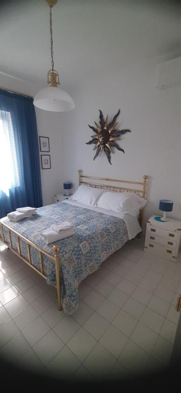 1 dormitorio con 1 cama en una habitación en Belview Positano en Positano