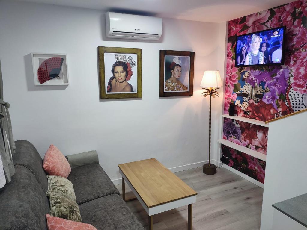a living room with a couch and a table at Apartamento Gitanilla in Chipiona